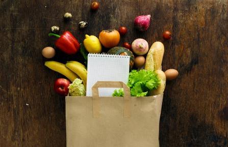 健康食品从纸袋里倒出来